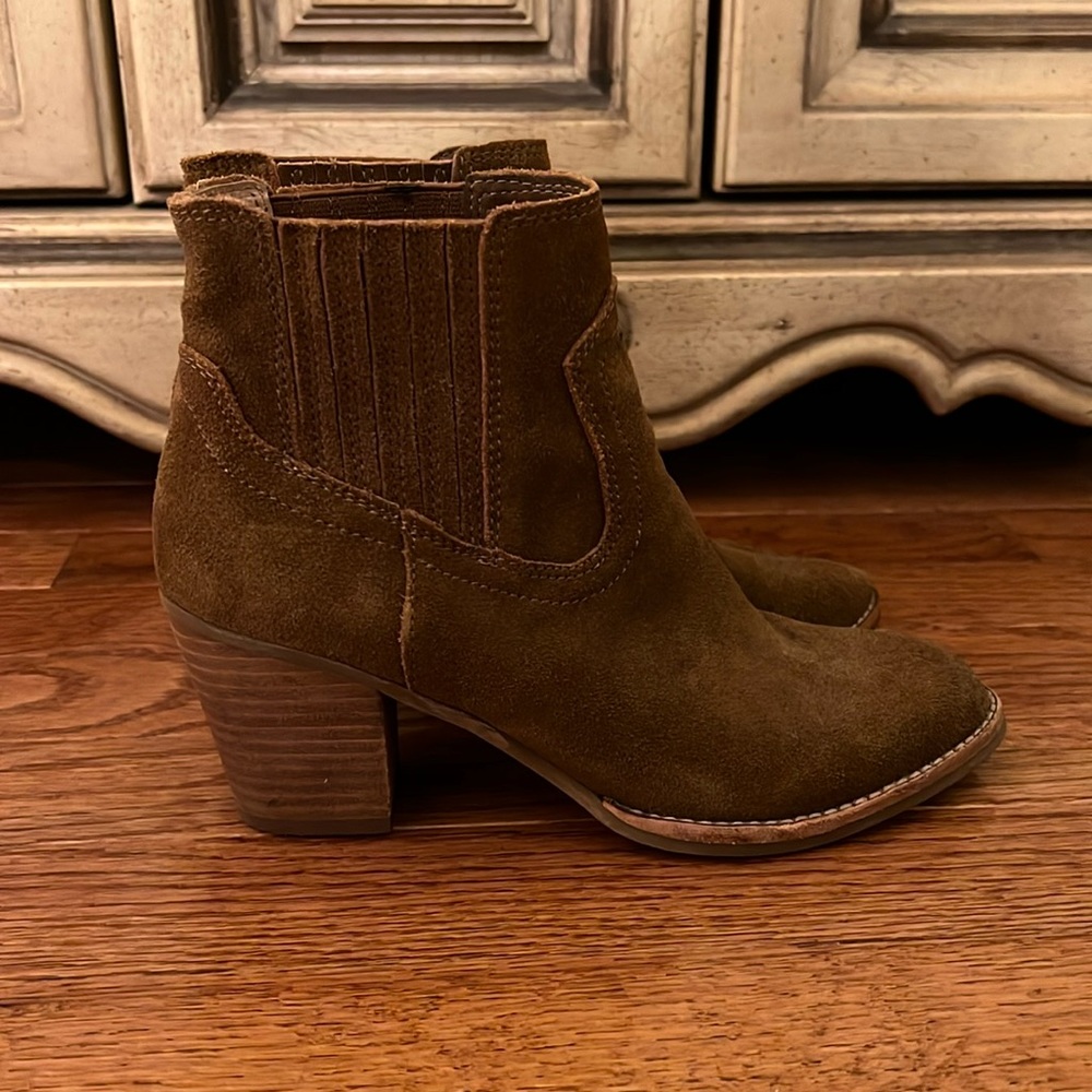 Dolce Vita brown suede boot size 6.5